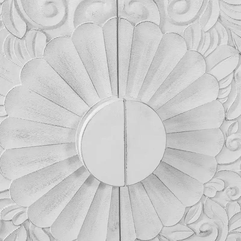 Grand buffet bas avec porte sculptée motif fleur de lys