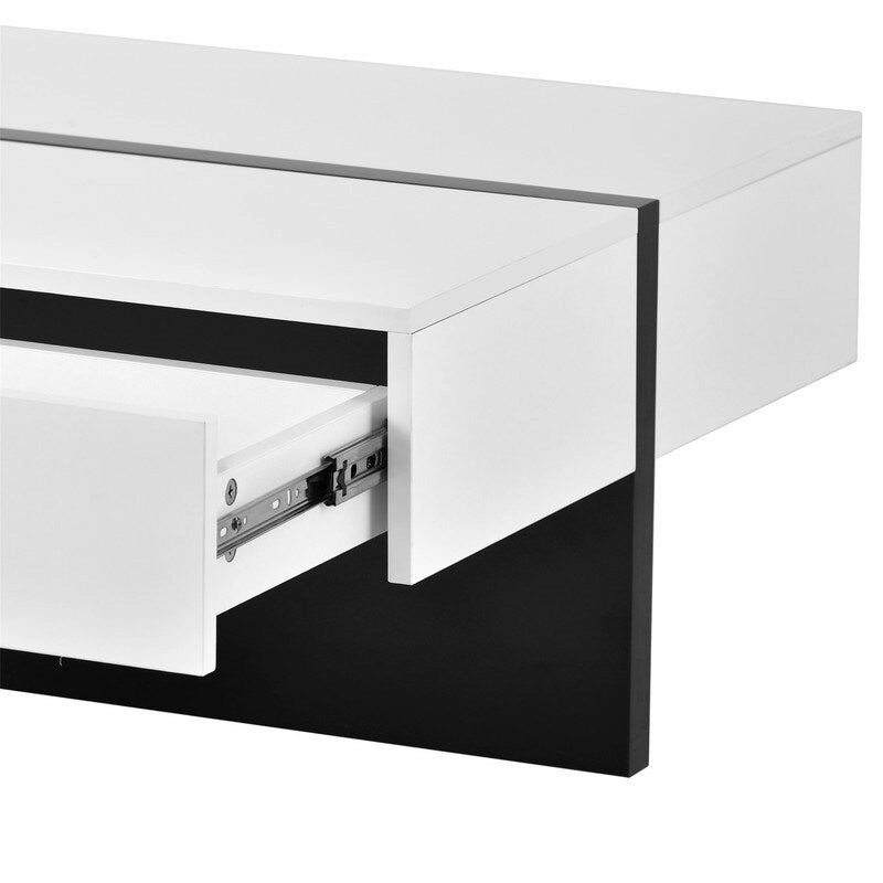 Table basse moderne à surface très brillante par