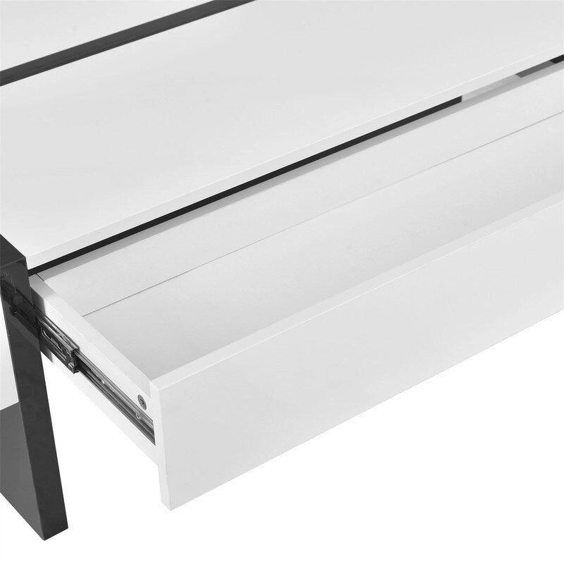 Table basse moderne à surface très brillante par